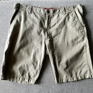 Y2K Levi’s Khaki Cargo Shorts Men’s 40 Classic Fit 11” Inseam Casual Summer